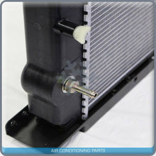 Cargar imagen en el visor de la galería, Radiator fits 2005 2006 2007 Hino Trucks 145, 165, 185 16400E0220 QAC